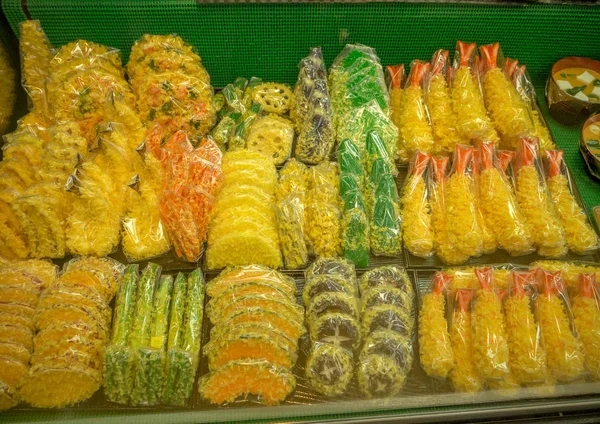 Primer plano de la comida japonesa dentro de bolsas de plástico en Tokio — Foto de Stock