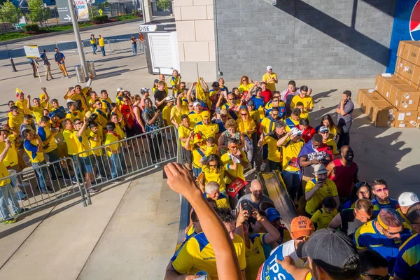 NUEVA YORK, EE.UU. - 22 DE NOVIEMBRE DE 2016: Aficionados ecuatorianos no identificados en la línea para entrar al Estadio Metlife para ver el partido de fútbol en Nueva York — Foto de Stock