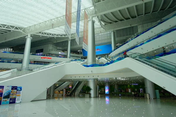 심천, 중국-5 월 11 일, 2017: 놀라운 심천 중국의 도시의 터미널 페리 내부 건물 건축 — 스톡 사진