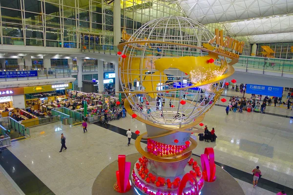 Hongkong, Čína - 26. ledna 2017: Neznámých lidí, kteří jdou v hlavní lobby letiště v Hongkongu, Číně, se strukturou planetě uprostřed — Stock fotografie