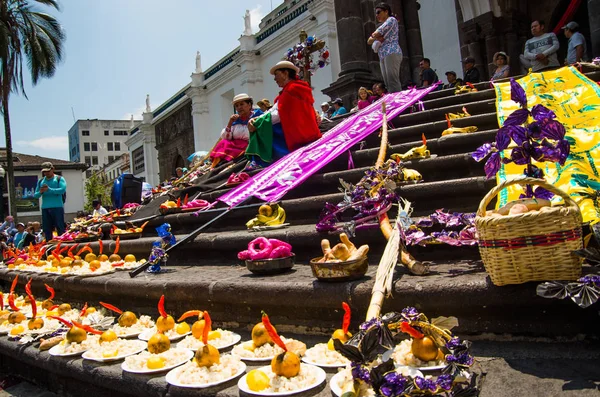 QUITO, EQUADOR-MAIO 23, 2017: Pessoas não identificadas na Plaza Grande com comida de oblação em Quito — Fotografia de Stock