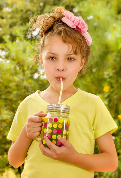 Красивая молодая девушка в желтой футболке, с добрым утром здоровый коктейльный напиток из супер-продуктов, фруктов, орехов, ягод
