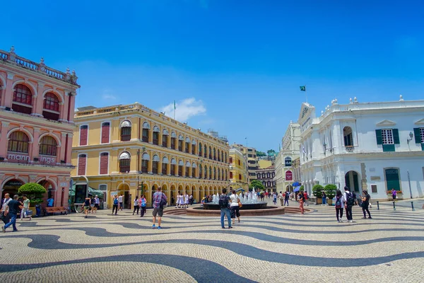 MACAU, CINA- 11 MAGGIO 2017: Persone non identificate che passeggiano in splendidi parchi con lavandini nel centro di Macao Cina in uno splendido cielo blu, bella giornata — Foto Stock