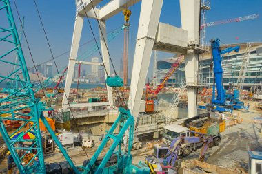 Hong Kong, Çin - 26 Ocak 2017: İnşaat iskele, Hong Kong, Çin horizont bir şehirde ile güneşli bir günde farklı makinelerle sitenin