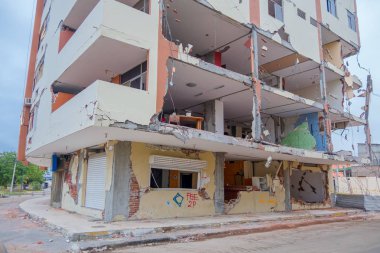 Manta, Ekvador - 11 Mayıs 2017: 7,8 Richter ölçeğinde tarafından 16th Nisan 2016, Güney Amerika, Manta Ekvador ölçme güçlü bir deprem sırasında bina kısmi yok