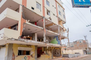 Manta, Ekvador - 11 Mayıs 2017: 7,8 Richter ölçeğinde tarafından 16th Nisan 2016, Güney Amerika, Manta Ekvador ölçme güçlü bir deprem sırasında bina kısmi yok