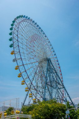 Osaka, Japonya - 18 Temmuz 2017: Japonya'nın Osaka, Tempozan dönme dolap. Osaka akvaryum Kaiyukan yanındaki Tempozan Harbor Köyü yer alır