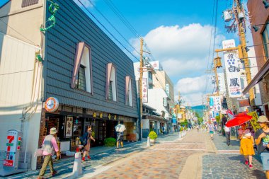 Nara, Japonya - 26 Temmuz 2017: kimliği belirsiz kişi sokakları ve ziyaret: Nara, Japan bir alışveriş alanına yürüyor. Nara bir Japonya'nın eski başkenti şehir olduğunu. Günümüzde 368,636 tarafından yaşadığı büyük bir şehir olduğunu