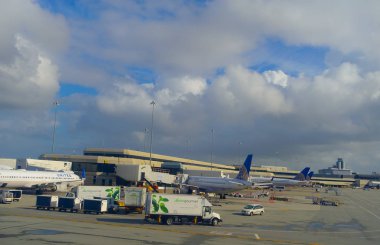 San Francisco, California - 13 Nisan 2014: United Airlines uçak Terminal 3'te San Francisco International Airport.