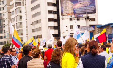 Quito, Ekvator - 7 Nisan 2016: Kalabalık olan Ekvador ve beyaz bayrak destekleyen Başkan adayı Guillermo Kement ve hükümet protesto anti sırasında gazeteciler kimliği belirsiz kişilerin