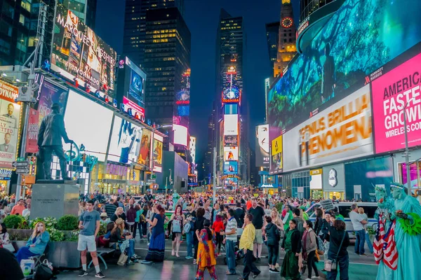 Nowy Jork, Usa - 05 maja 2017: Times Square światła w nocy w centrum Manhattanu. Witryny jest uważany za najbardziej odwiedzanych atrakcji turystycznych światy z niemal 40 milionów turystów rocznie — Zdjęcie stockowe