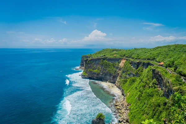 Incredibile vista di ripida scogliera e oceano a Uluwatu a Bali, Indonesia — Foto Stock