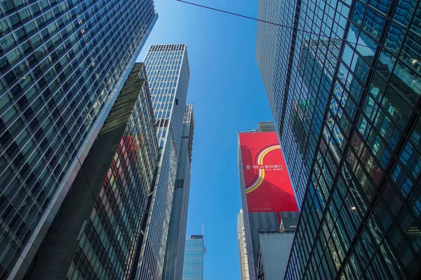 HONG KONG, CHINA - JANEIRO 26, 2017: Centro de negócios de Hong Kong e edifício moderno à hora do dia, com um sinal informativo vermelho — Fotografia de Stock