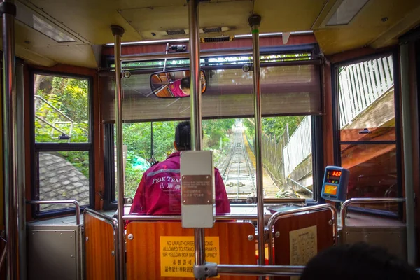 HONG KONG, CHINE - 22 JANVIER 2017 : Conducteur de bus à l'intérieur d'une voiture de tramway, conduit à Peak Tram, est un funiculaire à Hong Kong, qui transporte les touristes et les résidents aux niveaux supérieurs de Hong Kong — Photo