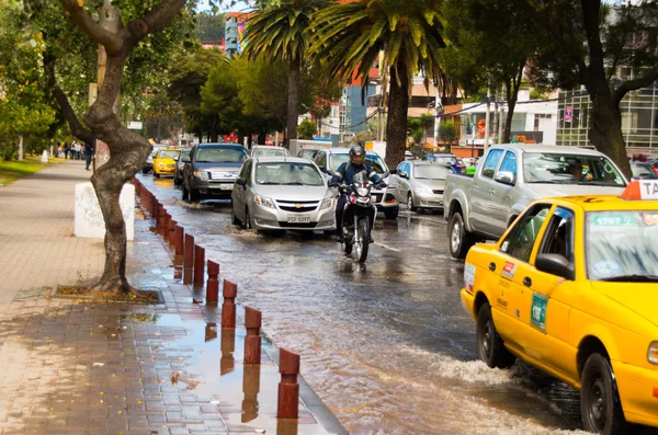 で、車の激しい雨の後キト市における浸水道路乗り物キト、エクアドル - 2016 年 9 月 20 日。 — ストック写真