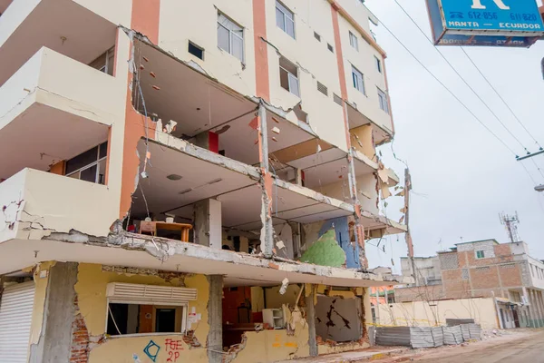 Manta, Ekvador - 11 Mayıs 2017: 7,8 Richter ölçeğinde tarafından 16th Nisan 2016, Güney Amerika, Manta Ekvador ölçme güçlü bir deprem sırasında bina kısmi yok