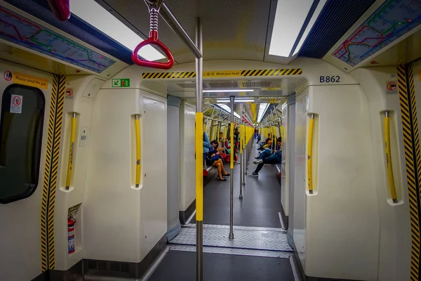 Hong Kong, Çin - 26 Ocak 2017: Metro, insanların yaşam tarzı arka plan içinde tren tanımlanamayan kişi