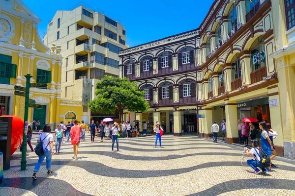 Makao, Çin - 11 Mayıs 2017: Macao, güzel St Dominic Kilisesi dolaşan bir kimliği belirsiz kişi. St Dominic Macao eski şehir Ortaçağ kilise olduğunu