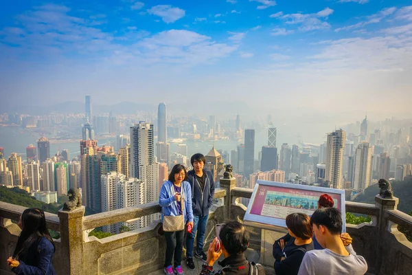 Hong Kong, Çin - 22 Ocak 2017: Resimler Victoria Peak horizont Hong Kong şehir mavi gökyüzü ile güneşli bir günde alan kimliği belirsiz insanlar