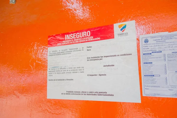 Manta, Ekvador - 11 Mayıs 2017: bina yapıları, kırmızı hakkında bilgilendirici işaret yasak giriş ve deprem sonrası binada 16 Nisan 2016 deprem sırasında tarafından işgali için bir