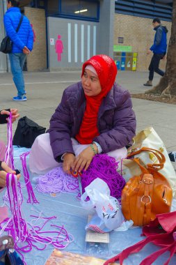 Hong Kong, Çin - 26 Ocak 2017: Hong Kong, Çin için Victoria park yakınında boulevar yere çalışan kimliği belirsiz kadın