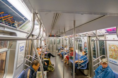 New York, ABD - 22 Kasım 2016: Metro toplu taşıma, Times Square New York City ABD'de yeraltı metro içinde otururken kimliği belirsiz kişi