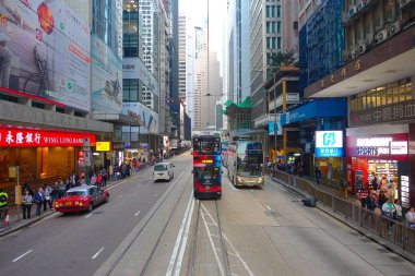 Hong Kong, Hong Kong - 20 Nisan 2015: Kong Adası Wanchai bölgesinde'geleneksel tramvay arabaları gezinir.