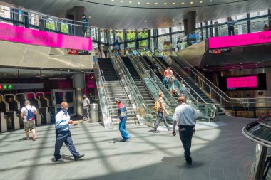 New York, ABD - 05 Mayıs 2017: kimliği belirsiz kişi yürüyüş ve Broadway'de Manhattan'da açılış sırasında Metropolitan Transit Authority tarafından enyoing Fulton Merkezi içinde görünüm örtüsünü açmak