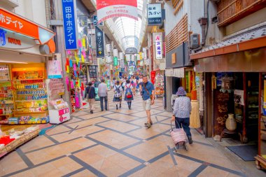 Nara, Japonya - 26 Temmuz 2017: yakın Nara pazarda, Nara, kimliği belirsiz insanlar