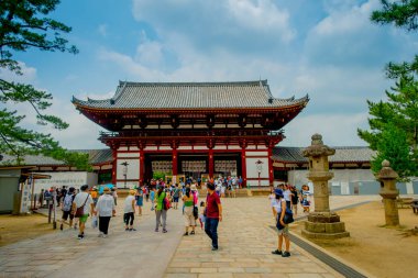 Nara, Japonya - 26 Temmuz 2017: Nandaimon, gece büyük güney kapısında. Kapıyı bir baskın mimari alanda Todai-ji Tapınağı, Nara öğedir