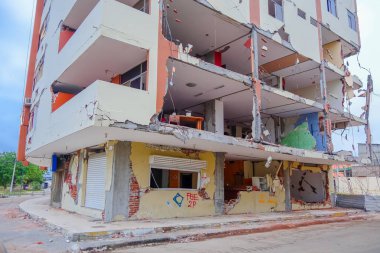 Manta, Ekvador - 11 Mayıs 2017: 7,8 Richter ölçeğinde tarafından 16th Nisan 2016, Güney Amerika, Manta Ekvador ölçme güçlü bir deprem sırasında bina kısmi yok