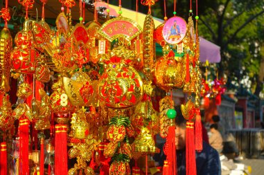 Hong Kong, Çin - 22 Ocak 2017: Wong Tai Sin Budist tapınağı dua, Hong Kong, Çin için enter, renkli hediyeler
