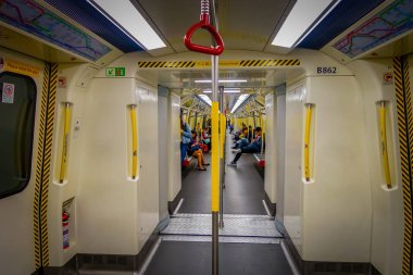 Hong Kong, Çin - 26 Ocak 2017: Metro, insanların yaşam tarzı arka plan içinde tren tanımlanamayan kişi