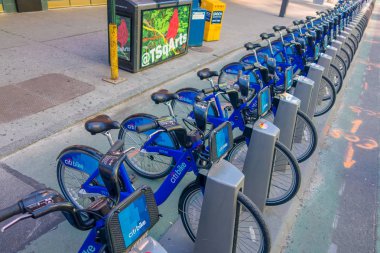 New York, ABD - 22 Kasım 2016: Bisiklet Kiralama kez üst üste New York'ta ABD sokakta park Meydanı