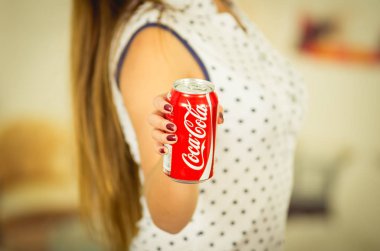 Quito, Ekvator - 06 Mayıs 2017: içinde onu arka plan bulanık bir kola işaret genç kadın