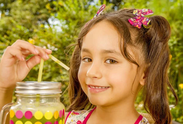 Κοντινό πλάνο του μια όμορφη νεαρή κοπέλα, η οποία ετοιμάζεται να φάει μια σαλάτα φρούτων και υγιεινό ποτό σε φόντο στον κήπο — Φωτογραφία Αρχείου