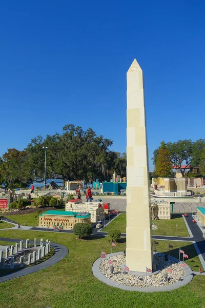 HOUSTON, USA - 12 DE ENERO DE 2017: Miniatura de obelisco en USA está repleta de reproducciones inspiradoras, hechas con piezas de lego — Foto de Stock