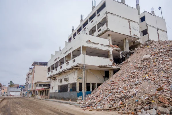 MANTA, ECUADOR - 11 DE MAYO DE 2017: Edificio parcialmente destruido junto a un edificio completamente destruido durante un fuerte terremoto de 7.8 en la escala Richter por el 16 de abril de 2016, América del Sur —  Fotos de Stock