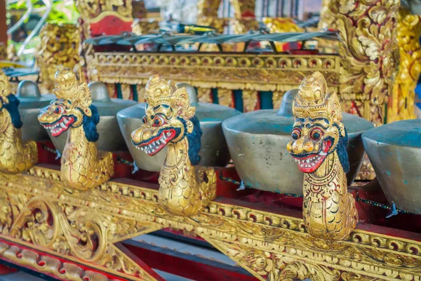 Bali, Indonesië - 08 maart 2017: Hindoe muziekinstrumenten binnenkant van de tempel, traditionele nationale instrumenten, in Denpasar, Bali Indonesië — Stockfoto