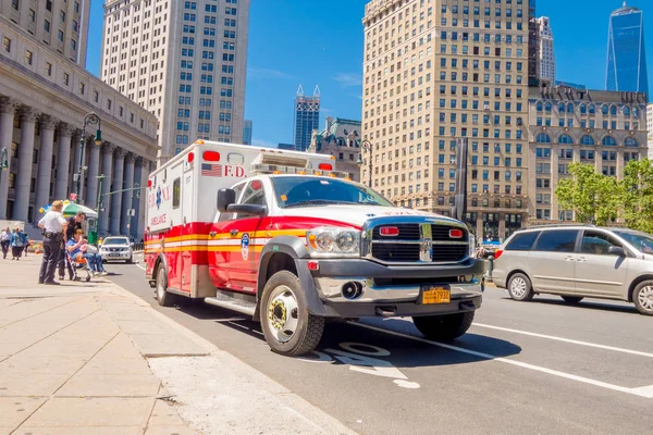 NEW YORK, USA - 22 NOVEMBRE 2016 : Des personnes non identifiées dans la rue avec des ambulanciers qui prodiguent les premiers soins à une vieille femme en fauteuil roulant, à New York USA — Photo