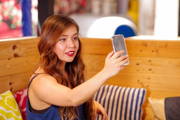 Sonriendo hermosa mujer pasar tiempo en un bar, es tomar un selfie a sí misma — Foto de Stock