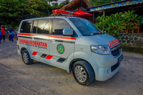 Bali, Endonezya - 11 Şubat 2017: Yolda, Bali Adası, Endonezya beach Pantai pandawa bir ambulace parket