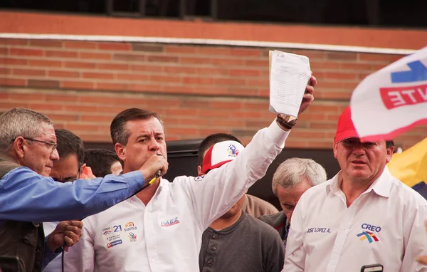 Quito, Ekvator - 7 Nisan 2016: Andres Paez insanlarla ve seçim dolandırıcılık, onun elleri deliller içinde tutan polis Closeup muhalefet lideri ve hükümet protesto anti sırasında gazeteciler 