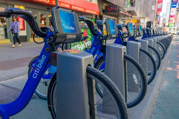 Νέα Υόρκη, ΗΠΑ - Νοέμβριος 22, 2016: Ενοικίαση ποδηλάτων στην πλατεία Times που σταθμεύουν σε μια γραμμή στο δρόμο στην Νέα Υόρκη ΗΠΑ — Φωτογραφία Αρχείου