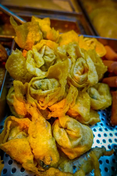 Nourriture frite savoureuse dans une cuisine de rue en Asie, légumes frais à Hong Kong, Chine — Photo