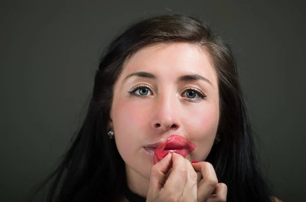 Schöne natürliche Frau, die eine Lippen rosa Maske, Wellness-Behandlungen anlegt. Kosmetologie vor dunklem Hintergrund — Stockfoto