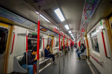 Hong Kong, Çin - 26 Ocak 2017: Metro, insanların yaşam tarzı arka plan içinde tren tanımlanamayan kişi