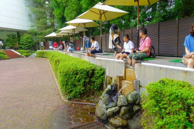 Hakone, Japonya - 02 Temmuz 2017: Kimliği belirsiz kişiler refresing onların Hakone Open-Air Müzesi'nde su içinde ayak veya Hakone Chokoku Hayır Mori Bijutsukan popüler Müzesi bir açık hava Heykel featuring