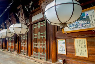 Nara, Japonya - 26 Temmuz 2017: Güzel beyaz fener Todaiji Nigatsudo tapınak: Nara, Japan, büyük Buda koridorda. Nigatsu-do bir keşiş tarafından 752 Sanetada adıyla kurulmuştur.