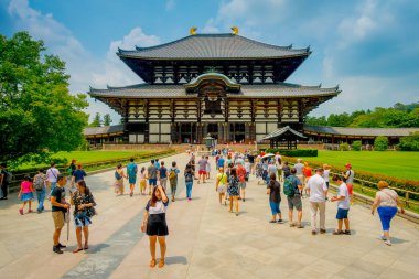 Nara, Japonya - 26 Temmuz 2017: Enter Todai-Ji, insan kalabalığı gerçekten Doğu büyük Tapınağı anlamına gelir. Nara city bulunan bir Budist tapınağı bu tapınağıdır